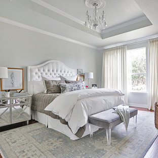 Foto de dormitorio principal, clásico, grande, con suelo de madera en tonos medios y paredes grises