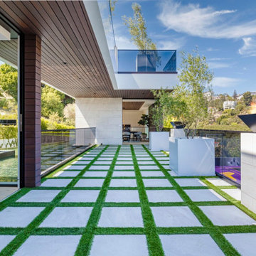 Bundy Drive Brentwood, Los Angeles modern home courtyard paving stone landscapin