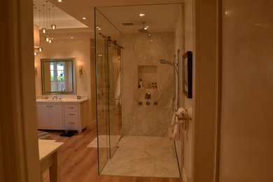 Example of a trendy bathroom design in Miami