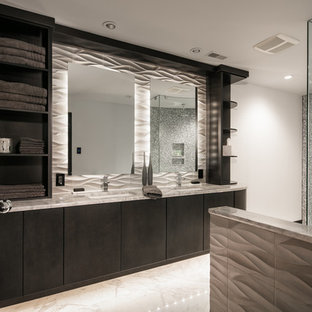 Immagine di una grande stanza da bagno padronale moderna con ante lisce, ante nere, doccia ad angolo, pistrelle in bianco e nero, piastrelle a mosaico, pareti bianche, lavabo sottopiano, top in marmo e pavimento in marmo