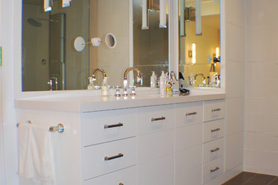 Inspiration for a contemporary bathroom remodel in Chicago