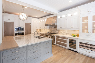 Kitchen - cottage kitchen idea in New York