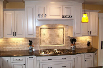 Kitchen - traditional kitchen idea in New York