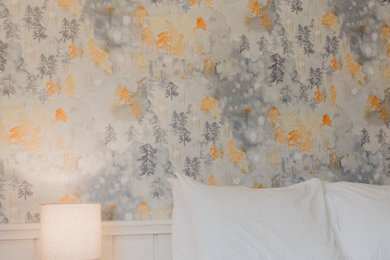Imagen de dormitorio contemporáneo con paredes beige y papel pintado