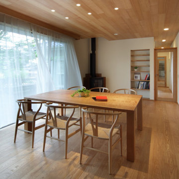 ６人が集まる大きなテーブル