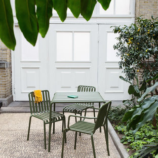 東京23区のトランジショナルスタイルのおしゃれなテラス・中庭 (タイル敷き、日よけなし) の写真