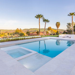 Moderner Pool hinter dem Haus in rechteckiger Form in Orange County