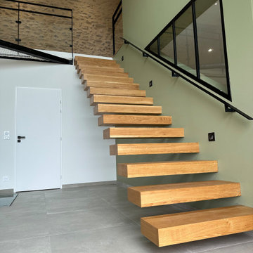 Escalier et filet suspendu, verrière et trappe vitrée