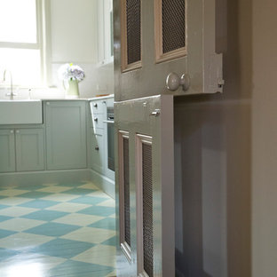 Неиссякаемый источник вдохновения для домашнего уюта: п-образная кухня среднего размера в классическом стиле с кладовкой, раковиной в стиле кантри, фасадами в стиле шейкер, серыми фасадами, столешницей из кварцевого композита, белым фартуком, фартуком из керамической плитки, техникой из нержавеющей стали и деревянным полом без острова