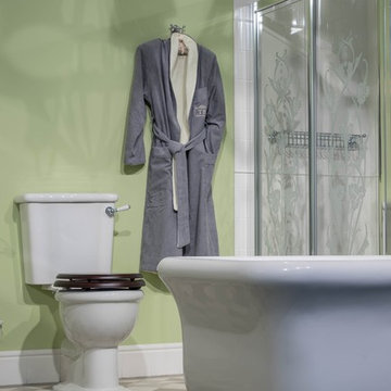 Badezimmer im französischen Stil mit mint-grünem Akzent