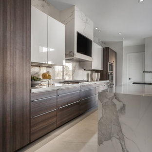 Пример оригинального дизайна: большая линейная кухня в современном стиле с кладовкой, одинарной раковиной, плоскими фасадами, фасадами цвета дерева среднего тона, мраморной столешницей, белым фартуком, фартуком из мрамора, техникой из нержавеющей стали, полом из керамической плитки, островом, белым полом и белой столешницей