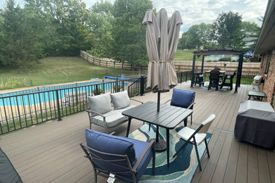 Deck - contemporary deck idea in Cincinnati