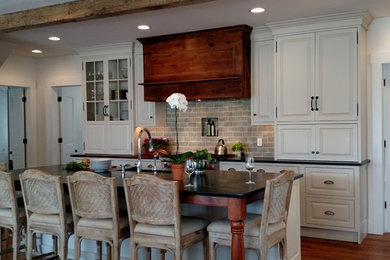 Kitchen - traditional kitchen idea in Wilmington