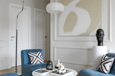 Immagine di un grande soggiorno contemporaneo con libreria, pareti bianche, pavimento in legno massello medio, TV nascosta e pavimento beige