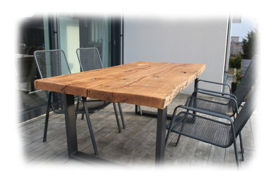 Massivholztisch aus Stahl und Schnittholt