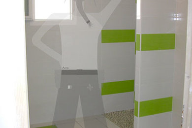 Bathroom renovation, white & green tiles with pebbles - La Caroleuse