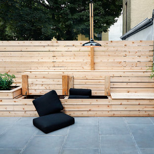 ニューヨークの小さいコンテンポラリースタイルのおしゃれな裏庭のテラス (日よけなし、コンテナガーデン、コンクリート敷き	) の写真