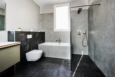 Design ideas for a contemporary bathroom in Toulouse.