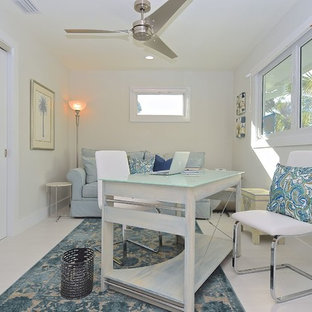 Inspiration för ett mellanstort maritimt hemmastudio, med vita väggar, laminatgolv, ett fristående skrivbord och vitt golv