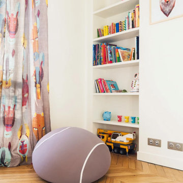 Coin lecture chambre d'enfant avec pouf