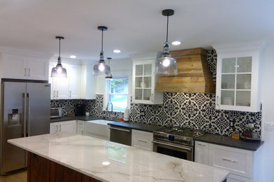 Kitchen - country kitchen idea in New York