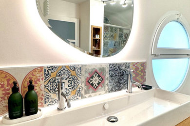 Réalisation d'une salle de bain principale et grise et rose minimaliste de taille moyenne avec un placard à porte plane, des portes de placard marrons, une baignoire posée, une douche à l'italienne, WC séparés, un carrelage multicolore, des carreaux de céramique, un mur beige, un sol en carrelage de céramique, un plan vasque, un plan de toilette en stratifié, un sol beige, une cabine de douche à porte coulissante, un plan de toilette marron, un banc de douche, meuble double vasque et meuble-lavabo encastré.