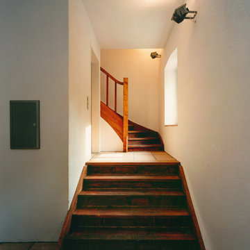 Holztreppe in Eingangsbereich