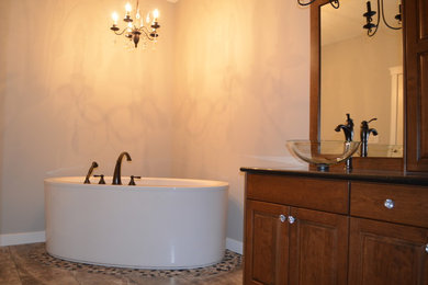 カルガリーにあるトランジショナルスタイルのおしゃれな浴室の写真