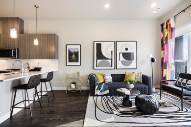 Idee per un soggiorno di medie dimensioni e aperto con pareti grigie, pavimento in vinile e pavimento marrone