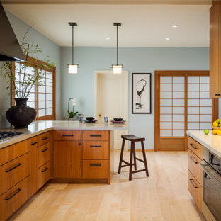 Foto di una cucina ad U etnica con ante lisce, ante in legno scuro, paraspruzzi verde, paraspruzzi con piastrelle diamantate, elettrodomestici in acciaio inossidabile, parquet chiaro, penisola, pavimento beige e top beige