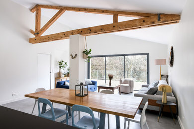 Immagine di una piccola sala da pranzo aperta verso il soggiorno design con pareti bianche e pavimento grigio