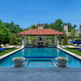 Großer Mediterraner Pool hinter dem Haus in rechteckiger Form mit Betonplatten in Dallas