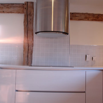 Handleless white and wooden laminate kitchen