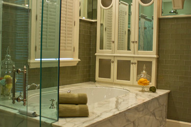タンパにあるトランジショナルスタイルのおしゃれな浴室の写真