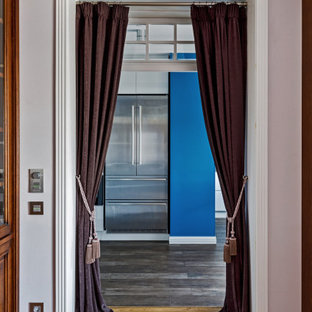 Immagine di un ingresso o corridoio minimal di medie dimensioni con pareti rosa e pavimento in legno massello medio