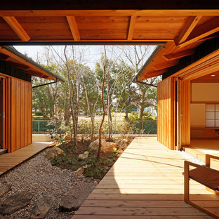 他の地域のアジアンスタイルのおしゃれなデッキ (張り出し屋根) の写真