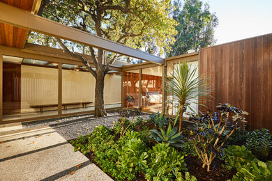 Entryway - 1960s entryway idea in Los Angeles
