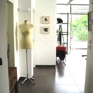 Foto på en eklektisk entré, med vita väggar, klinkergolv i keramik, en enkeldörr och en grå dörr