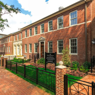 ワシントンD.C.のトラディショナルスタイルのおしゃれな家の外観の写真