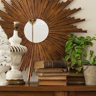 Immagine di un soggiorno mediterraneo di medie dimensioni e aperto con sala formale, pareti beige, pavimento con piastrelle in ceramica, nessuna TV e pavimento multicolore