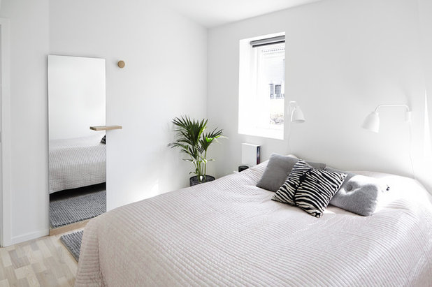 Скандинавский Спальня by Mia Mortensen Photography