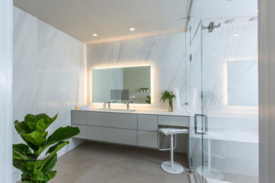 Réalisation d'une salle de bain design.