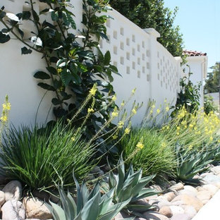 サンディエゴのサンタフェスタイルのおしゃれな家の外観 (アドベサイディング、ベージュの外壁、半切妻屋根) の写真