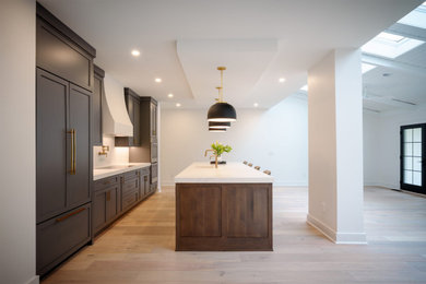 Example of a transitional kitchen design in Nashville