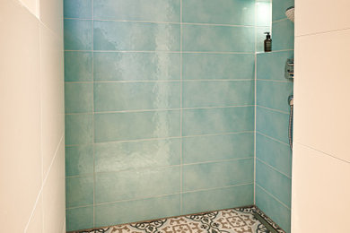 Ejemplo de cuarto de baño minimalista pequeño con ducha abierta, sanitario de pared, aseo y ducha, lavabo sobreencimera, suelo multicolor y ducha abierta