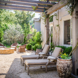サクラメントの地中海スタイルのおしゃれな裏庭のテラス (真砂土舗装、パーゴラ) の写真