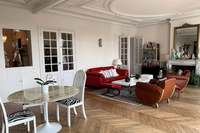 Foto de salón abierto tradicional renovado grande con paredes blancas, suelo de madera oscura, todas las chimeneas y marco de chimenea de piedra