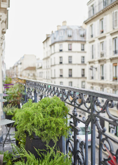 Классический Балкон и лоджия by Un Balcon en Ville