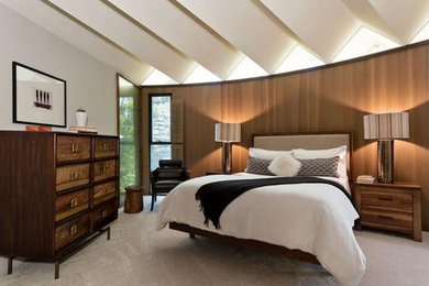 Свежая идея для дизайна: хозяйская спальня среднего размера в стиле ретро с белыми стенами и ковровым покрытием без камина - отличное фото интерьера