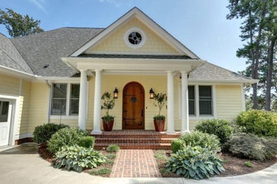 Example of a classic home design design in Richmond